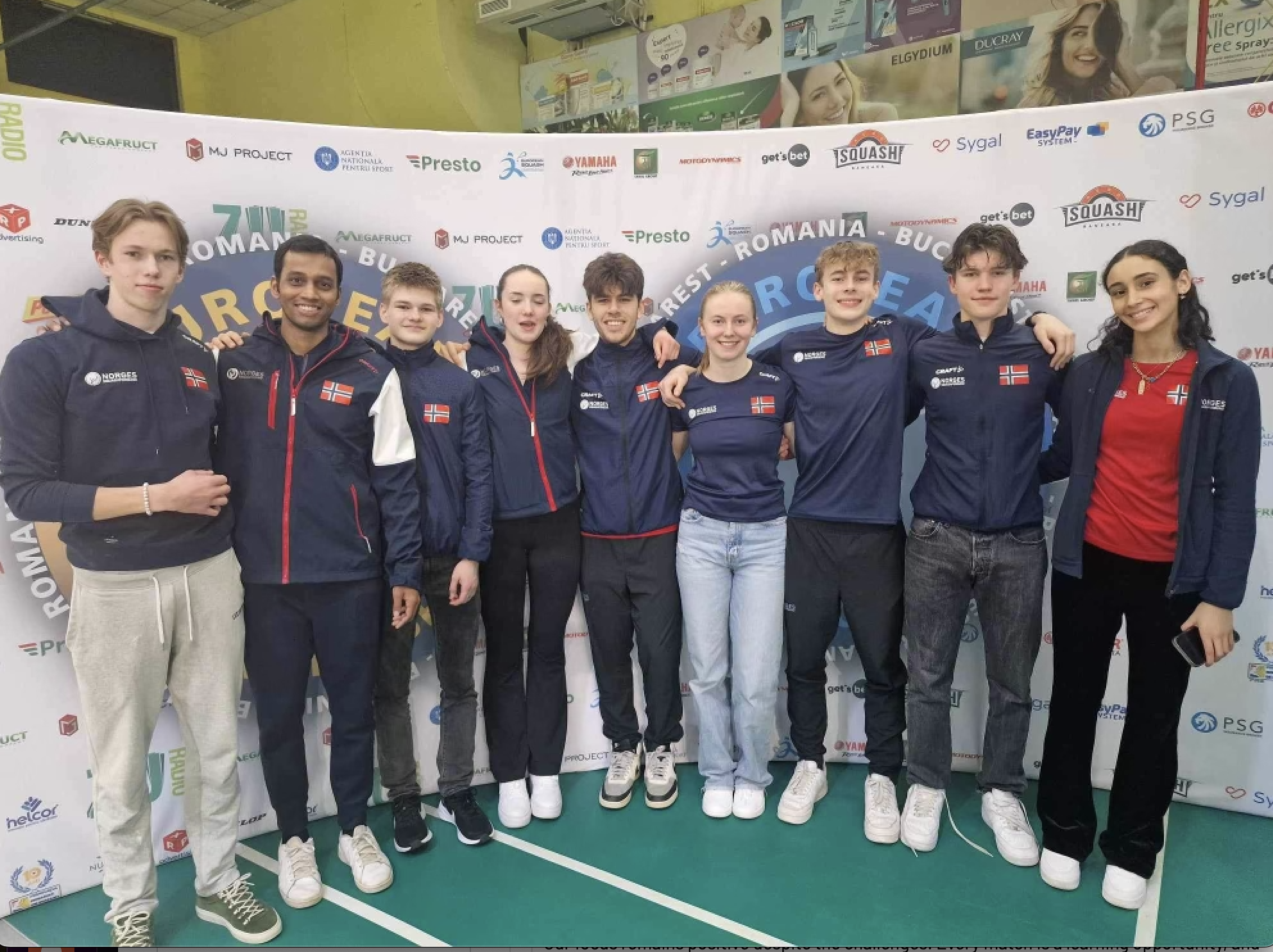 EM U19 - spillerne som konkurrerte i individuals - fra venstre: Eirik Anderson, Mahesh Mangaonkar (trener), Jonathan Trengereid, Emma Amble, Elia Odeh, Norah Myhre Fjellgaard, Philip König, Sebastian Hylland og Camillia Hendy. 