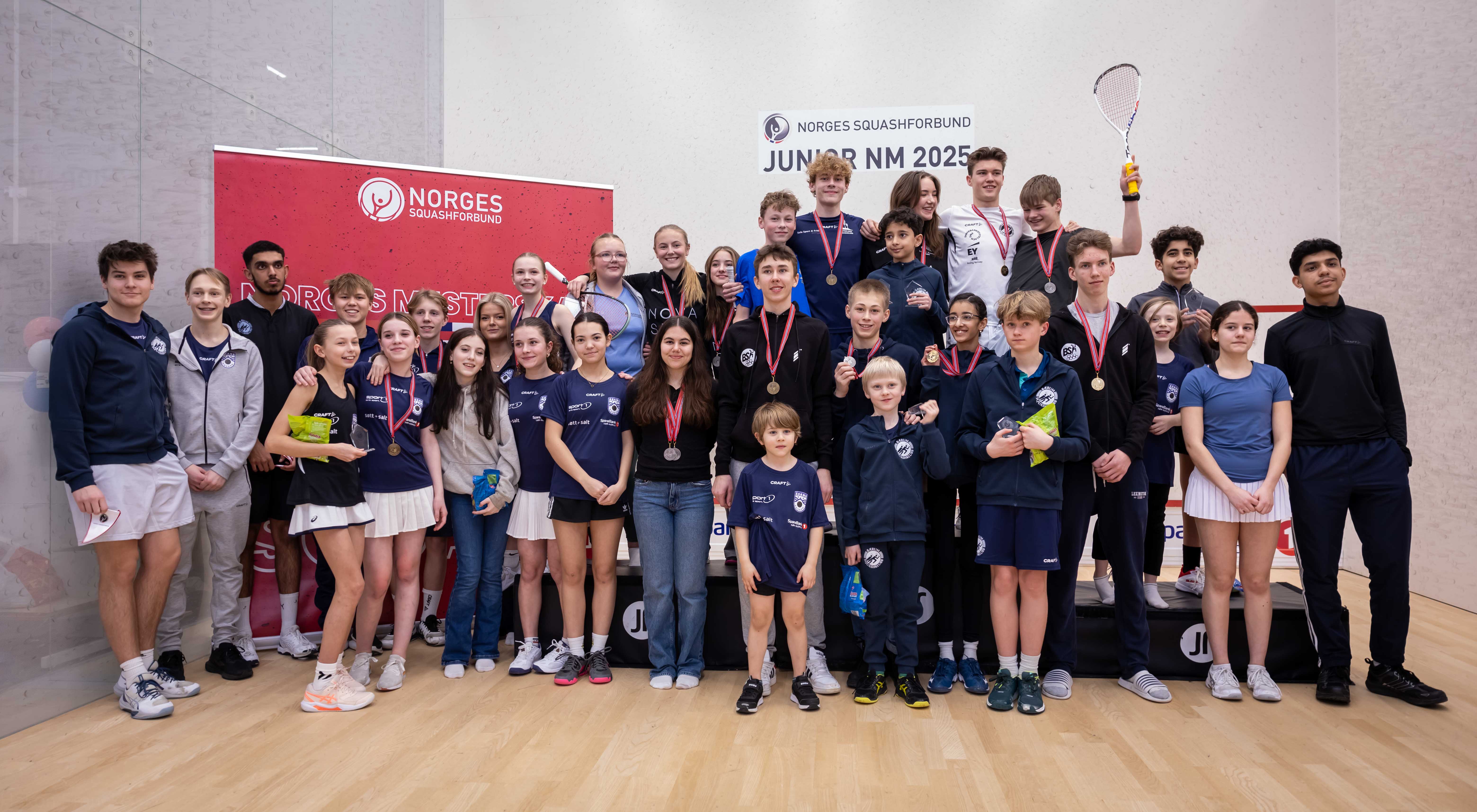 TURNERINGSGLEDE: Junior-NM 2025 samlet spillere fra hele squashmiljøet. (Bilder: Håkon Francke)
