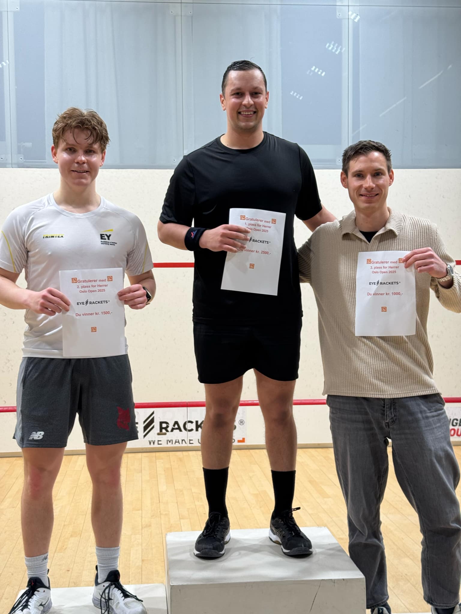 Pallen i Herrer Elite, fra venstre: Nicolai Bø, Adrian Østbye, Victor Lawton. (Foto: Vibeke Wiig)